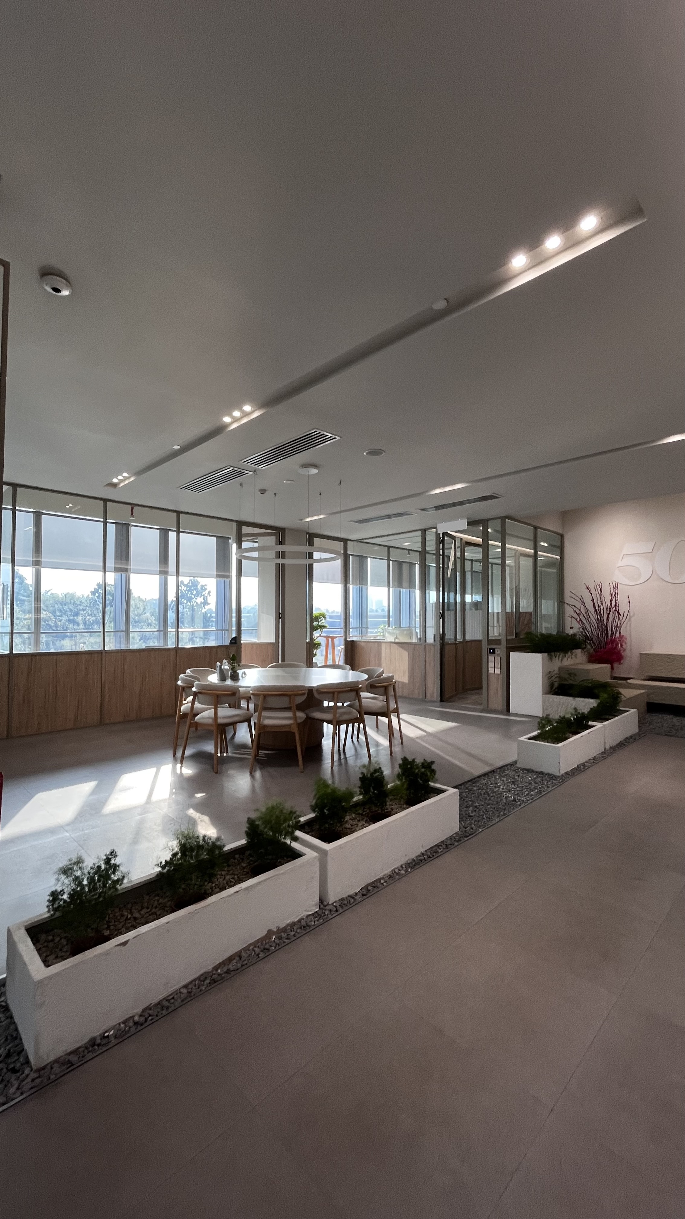 Round table collaboration space